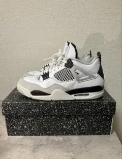 Nike Air Jordan 4 "Military Black"のサムネイル