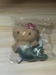 サンリオ 日焼けハローキティ 人魚デザインのぬいぐるみキーホルダー グリーン