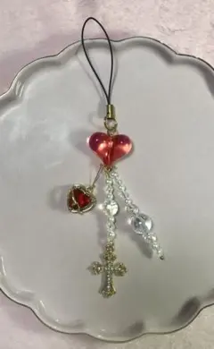 【ハンドメイド】赤いハートと十字架のストラップ
