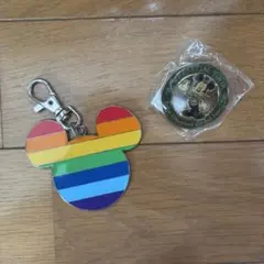 ミッキーマウス キーホルダーとピンバッジセット