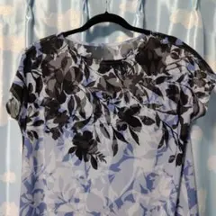 青と黒の花柄　 夏用 フレンチ袖チュニック　(株)ワールド　日本製