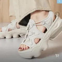 【美品】NIKE　ナイキ　エアマックスココ 　クリーム　22cmのサムネイル