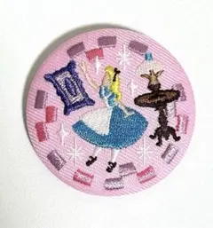 【新品・未使用】ディズニー刺繍缶バッジ 不思議の国のアリス
