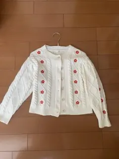 ホワイトニットカーディガン 赤い花刺繍