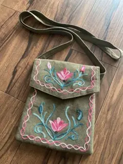 フラワー刺繍ポシェット