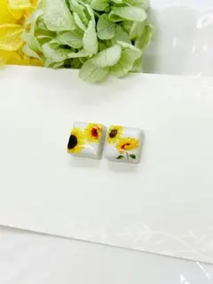 ホワイト　ミニ　ひまわり　夏　花　フラワー　春　小さいピアス　イヤリング　タイル
