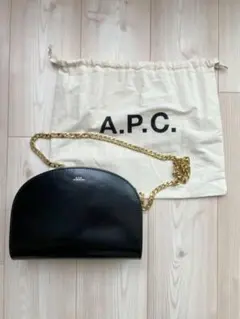A.P.C ハーフムーンチェーンショルダーバッグ