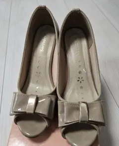 Sorritice ベージュ リボン付きオープントゥパンプス