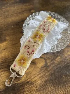 ハンドメイド　インド刺繍とフリルの携帯ストラップ