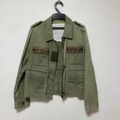 オリーブ色ミリタリージャケット