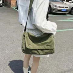 メッセンジャーバッグ　キャンバスショルダーバッグ カーキ 斜めがけ　軽量