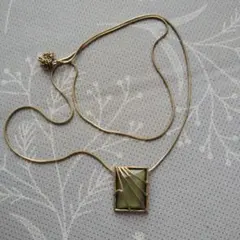 緑色の四角形ペンダントネックレス