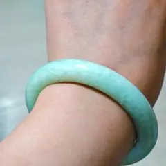 もし訳あり可愛い色翡翠バングル - メルカリ