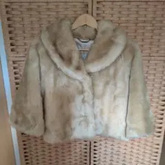 Lily Brown ベージュ フェイクファーポンチョショートコート です。