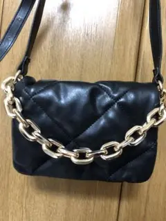 黒いレザーショルダーバッグ ゴールドチェーン付き
