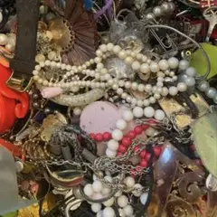 アクセサリー大量まとめ売り　イミテーション ジャンク品約20kg箱重込み現状品