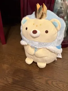 クマのぬいぐるみ 青いフード 金色の王冠