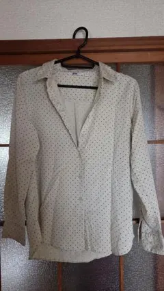 UNIQLO クリーム色のドット柄長袖シャツ