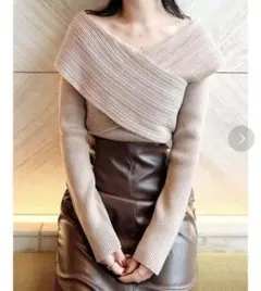 リゼクシー ベージュ オフショルダー風ニット 長袖