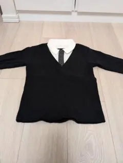 黒いVネックフォーマルシャツ
