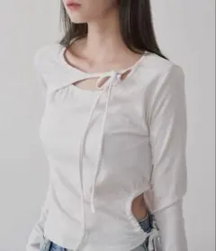 サイドホール絞りシャーリングリボンロングTシャツ une mansion