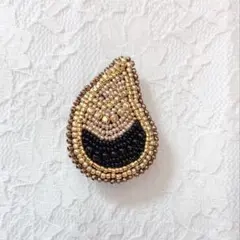 ビーズ刺繍 ブローチ 雫 ドロップ 黒×ゴールド ハンドメイド