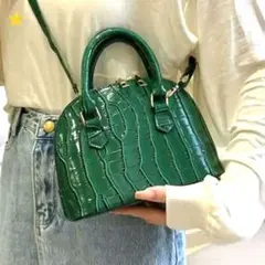 グリーン クロコダイル風ショルダーバッグ　カジュアル　エレガント　コンパクト