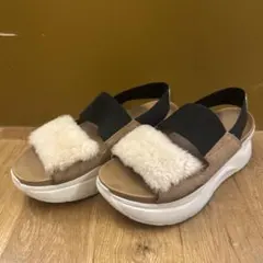 UGG プラットフォーム ムートンサンダル ベージュ×ブラック 23cm 厚底