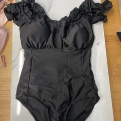 黒いフリル付きワンピース水着