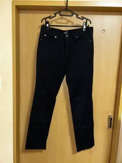 黒いスリムフィットデニムパンツ