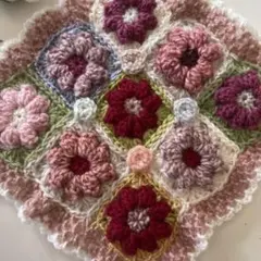 手編み花モチーフのマルチカバー