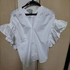 フリル付きホワイトシャツ 半袖 Vネック
