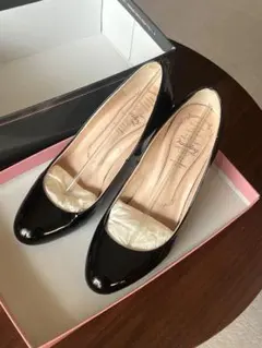 【美品】カリアング　ラウンドトゥエナメルパンプス　22.0cmのサムネイル