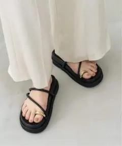 【1度使用のみ美品】LE TALON アツゾコメタルサムリングサンダル S　黒のサムネイル