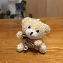 ベージュのクマ型ぬいぐるみ ストラップ付き