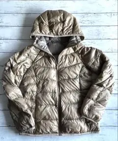 ユニクロ　ウルトラライトダウン　フード付き　Mサイズ　ベージュ系　収納袋有り