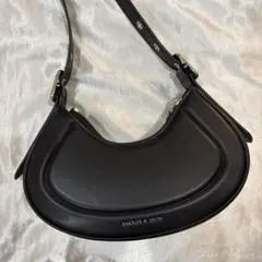 CHARLES & KEITH ブラックショルダーバッグ