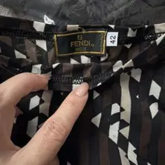 FENDI プリーツスカート 幾何学模様 イタリア製 サイズ42のサムネイル