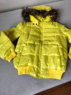 ファー付きフードの黄色ダウンジャケット