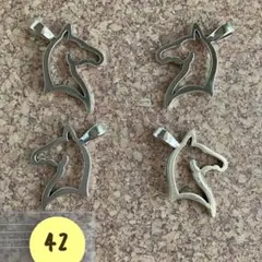 【42-2】馬の横顔シルエットのチャーム4個