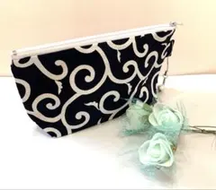 ハンドメイドポーチ　唐草模様　紺色