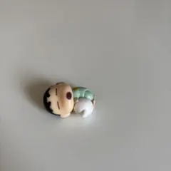 寝ているクレヨンしんちゃん　カプセルトイ 約3cm