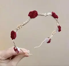 赤い花飾り付きヘアバンド