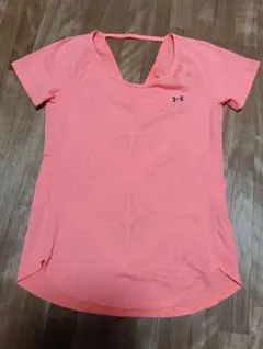 新品未使用 Under Armour ピンク Vネックシャツ Sのサムネイル
