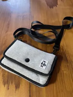 CHUMSグレーの布製サコッシュ