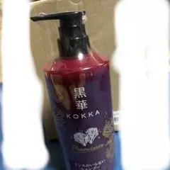 黒華シャンプー 最新Ver.プレミアムビックボトル＋レギュラー(840ml) 髪と頭皮の健やかシャンプーⅧレギュラーサイズ - 黒華（KOKKA