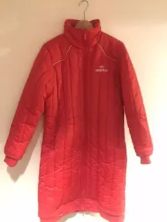 アディダスオリジナルス　赤のベンチコート　L （Mや小柄な方でもOK)