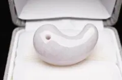 ラベンダー翡翠(硬玉ジェダイト)　30x18mm　勾玉 ルース 天然石