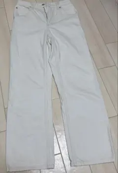ホワイトデニム ストレートパンツ　ユニクロU サイズ22