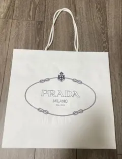 プラダ　ショッパー　紙袋　大きめ
